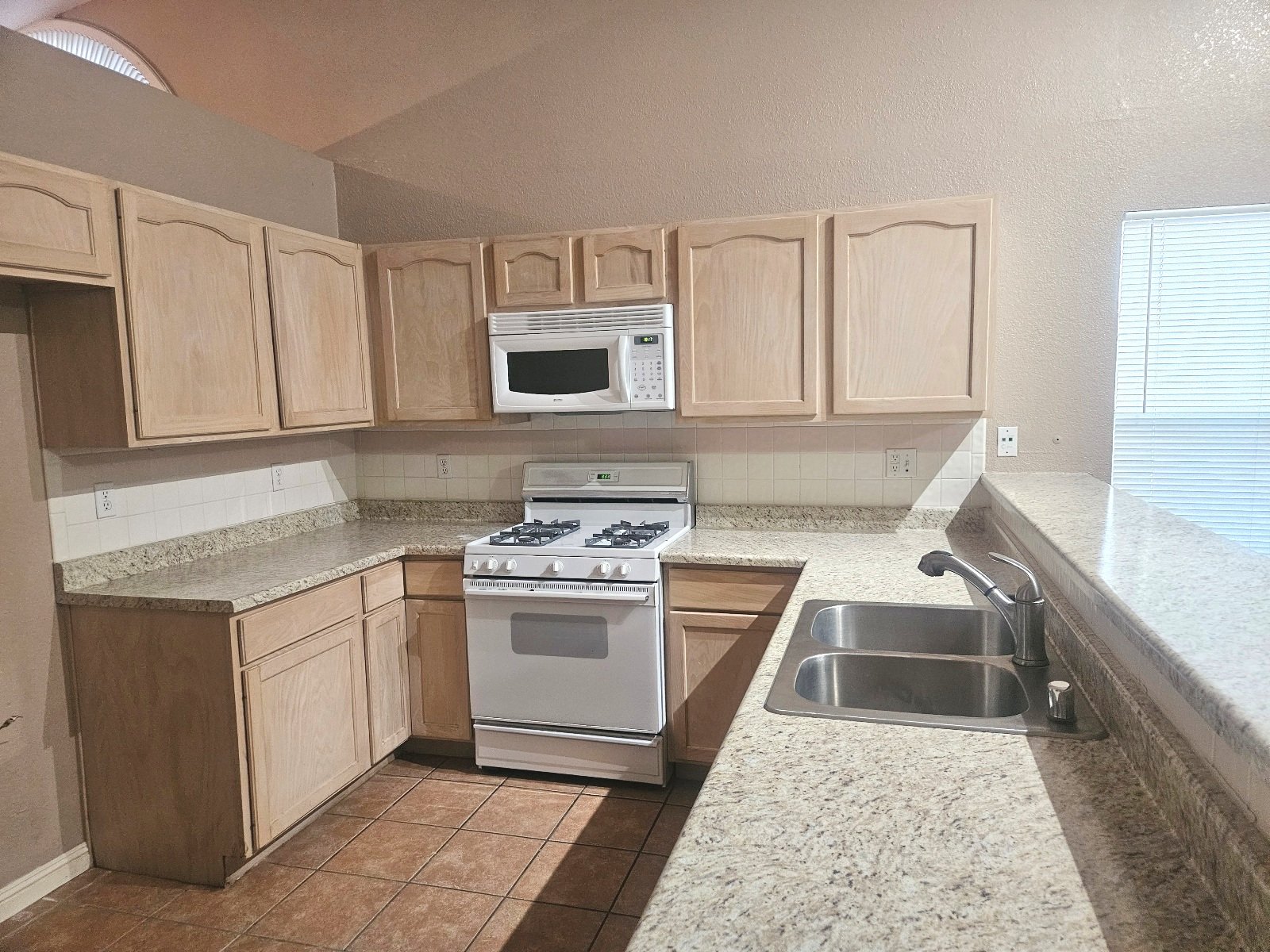 WESTSIDE: 3 BR, 2 BTH REFRIGERATED AIR*** property image