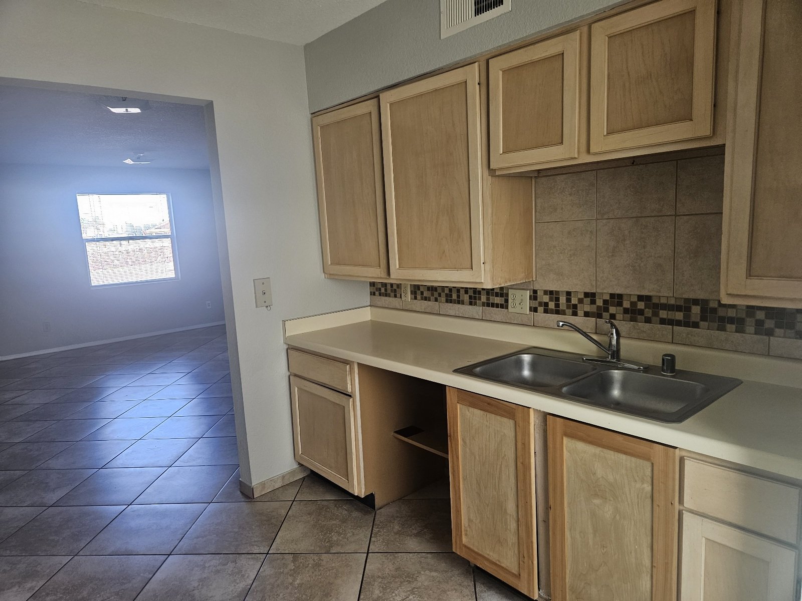 WESTSIDE: 2 BR, 1 BA REFRIGERATED AIR property image