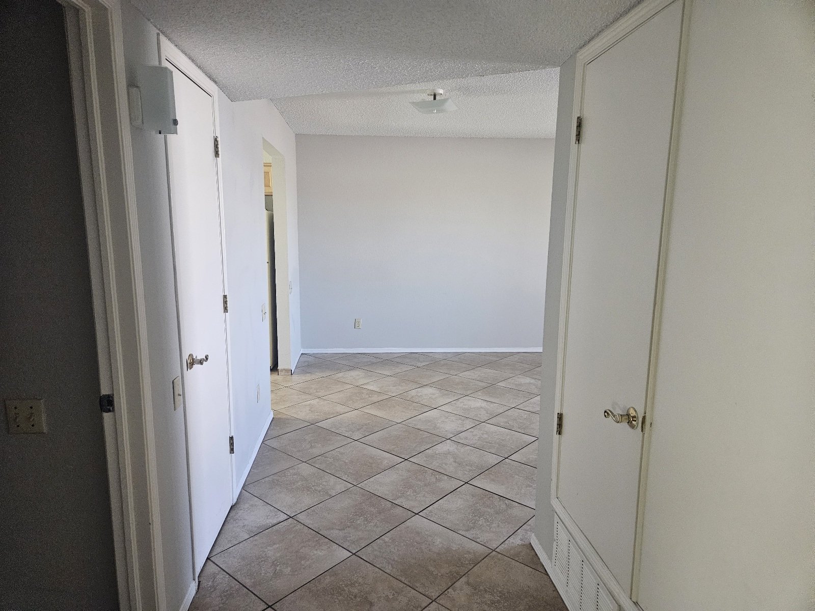 WESTSIDE: 2 BR, 1 BA REFRIGERATED AIR property image