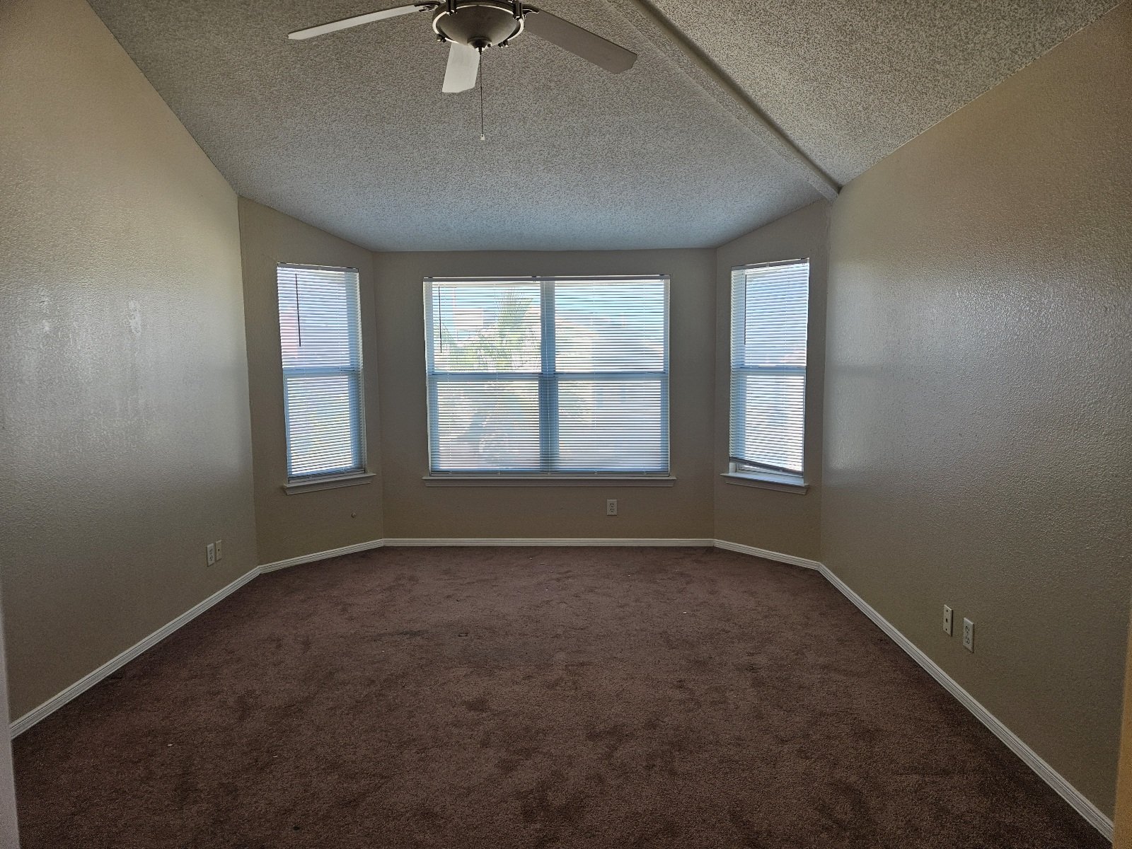 EASTSIDE: REFRIGERATED AIR!  4 BR, 2.5 BTH property image