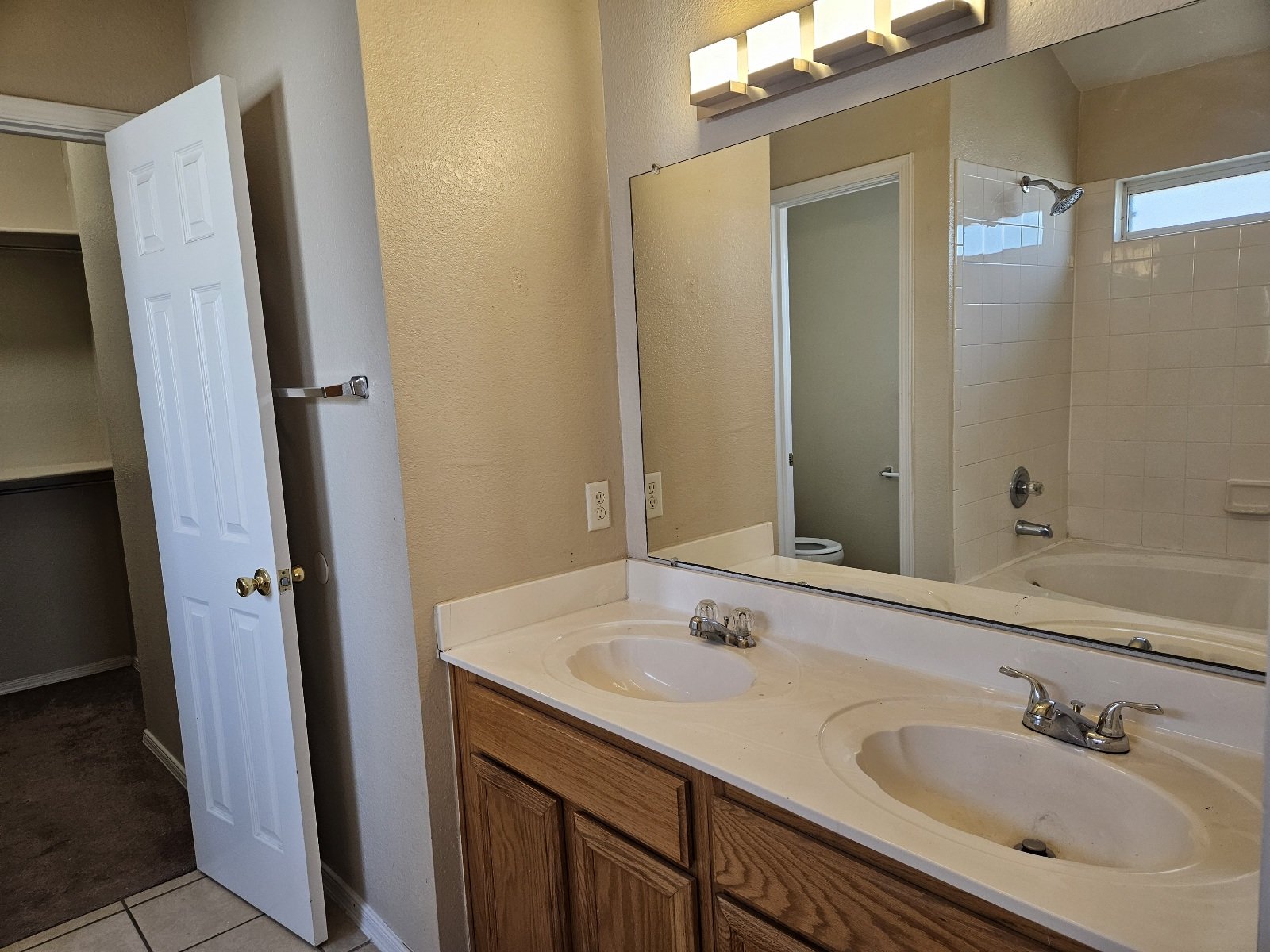 EASTSIDE: REFRIGERATED AIR!  4 BR, 2.5 BTH property image