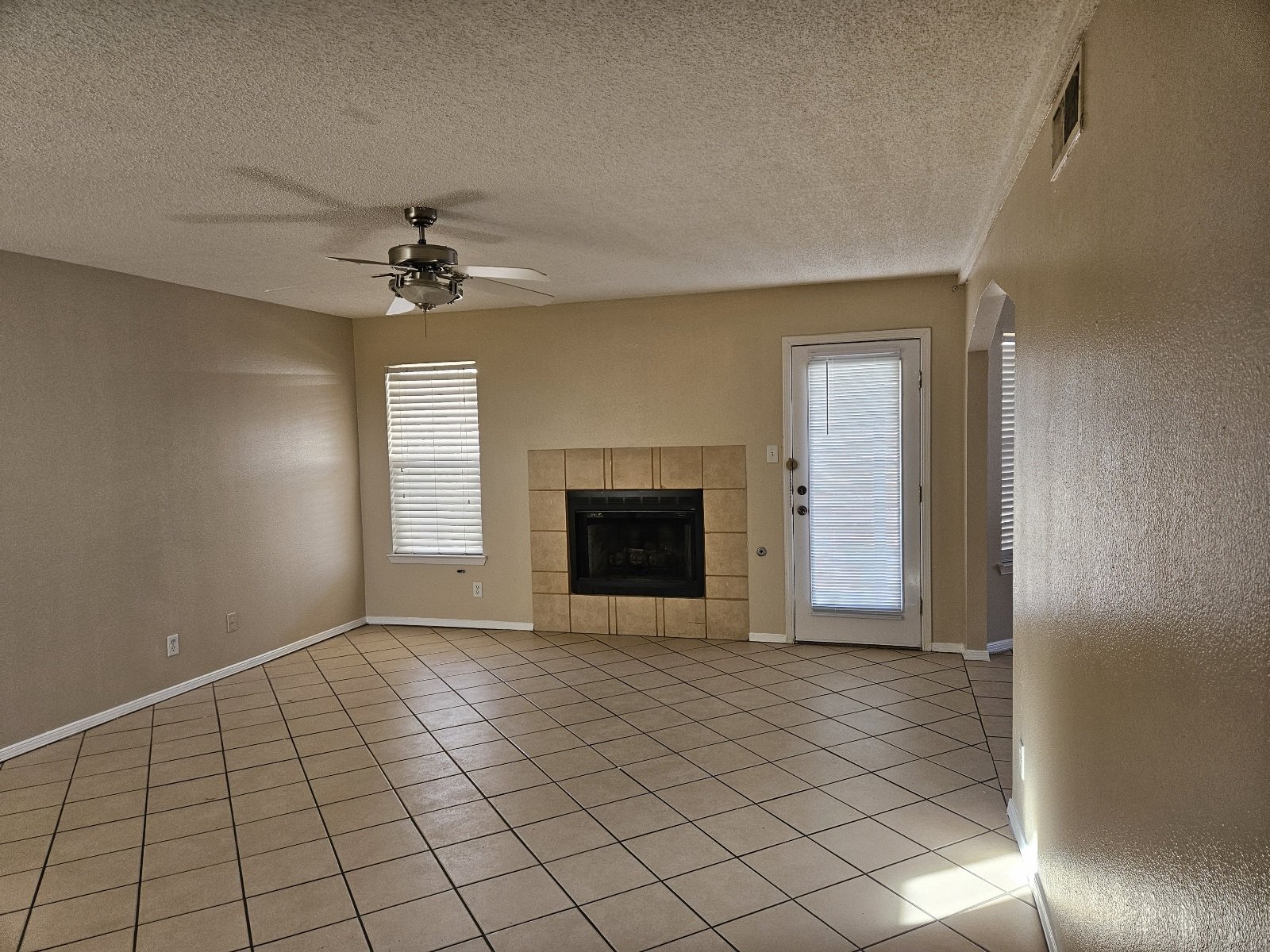 EASTSIDE: REFRIGERATED AIR!  4 BR, 2.5 BTH property image