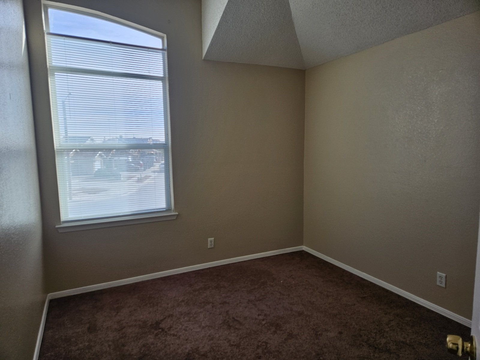 EASTSIDE: REFRIGERATED AIR!  4 BR, 2.5 BTH property image