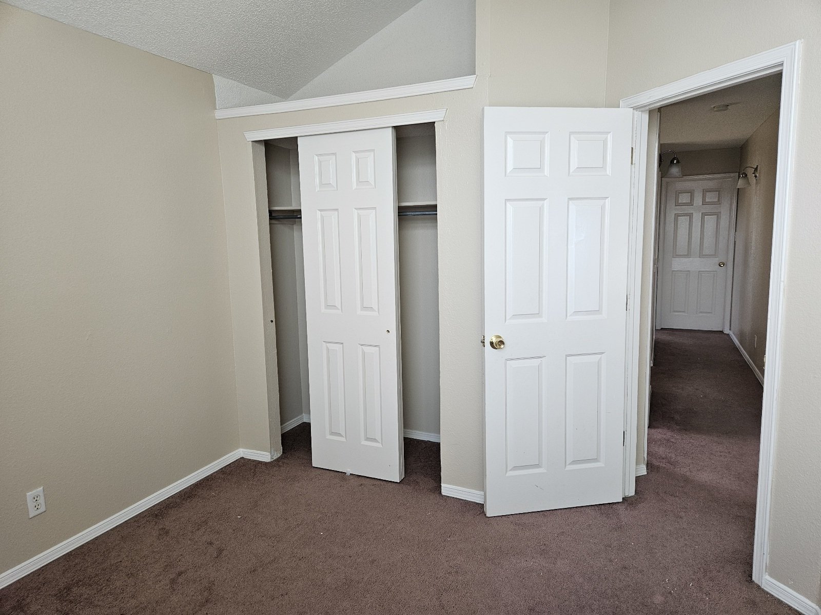 EASTSIDE: REFRIGERATED AIR!  4 BR, 2.5 BTH property image