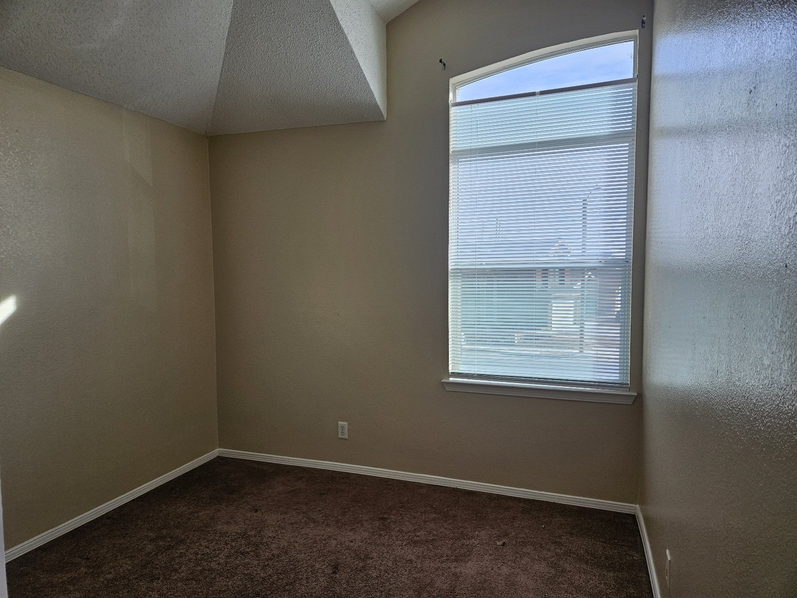 EASTSIDE: REFRIGERATED AIR!  4 BR, 2.5 BTH property image