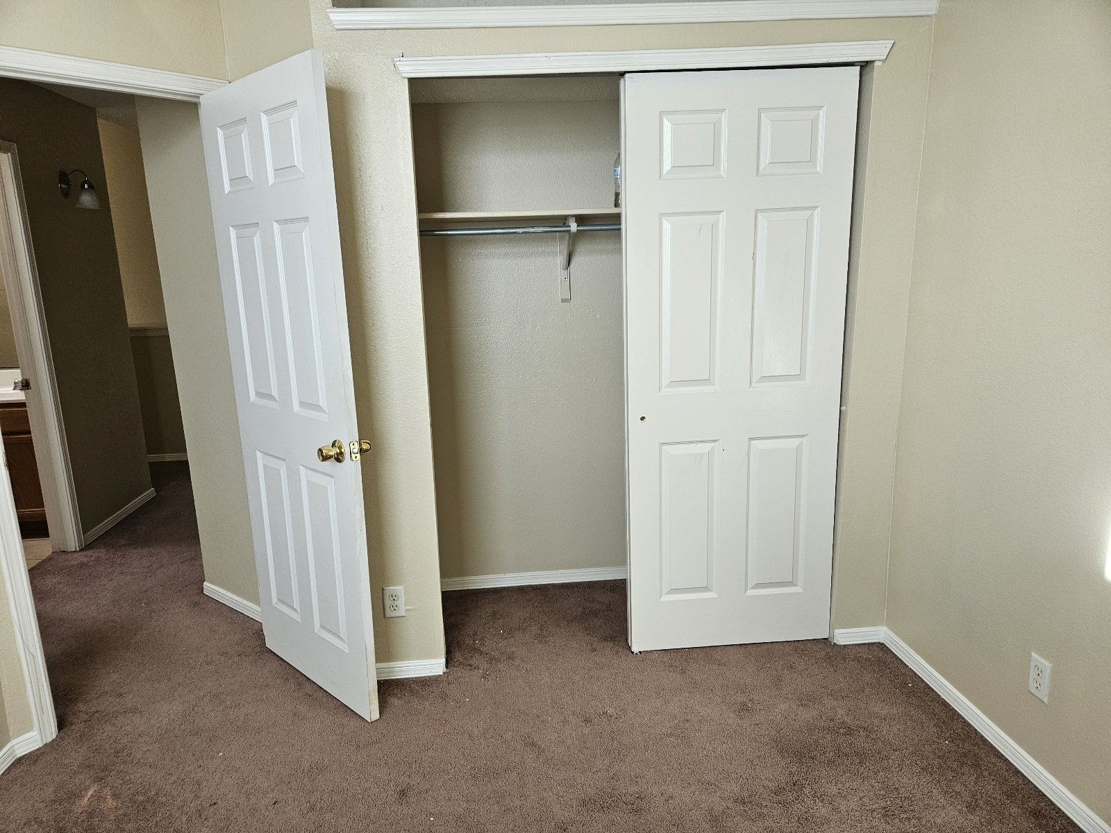 EASTSIDE: REFRIGERATED AIR!  4 BR, 2.5 BTH property image