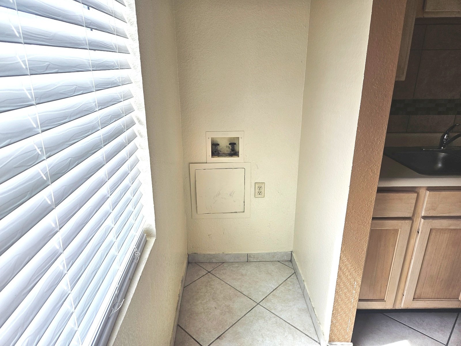 WESTSIDE: 2 BR, 1 BA REFRIGERATED AIR property image