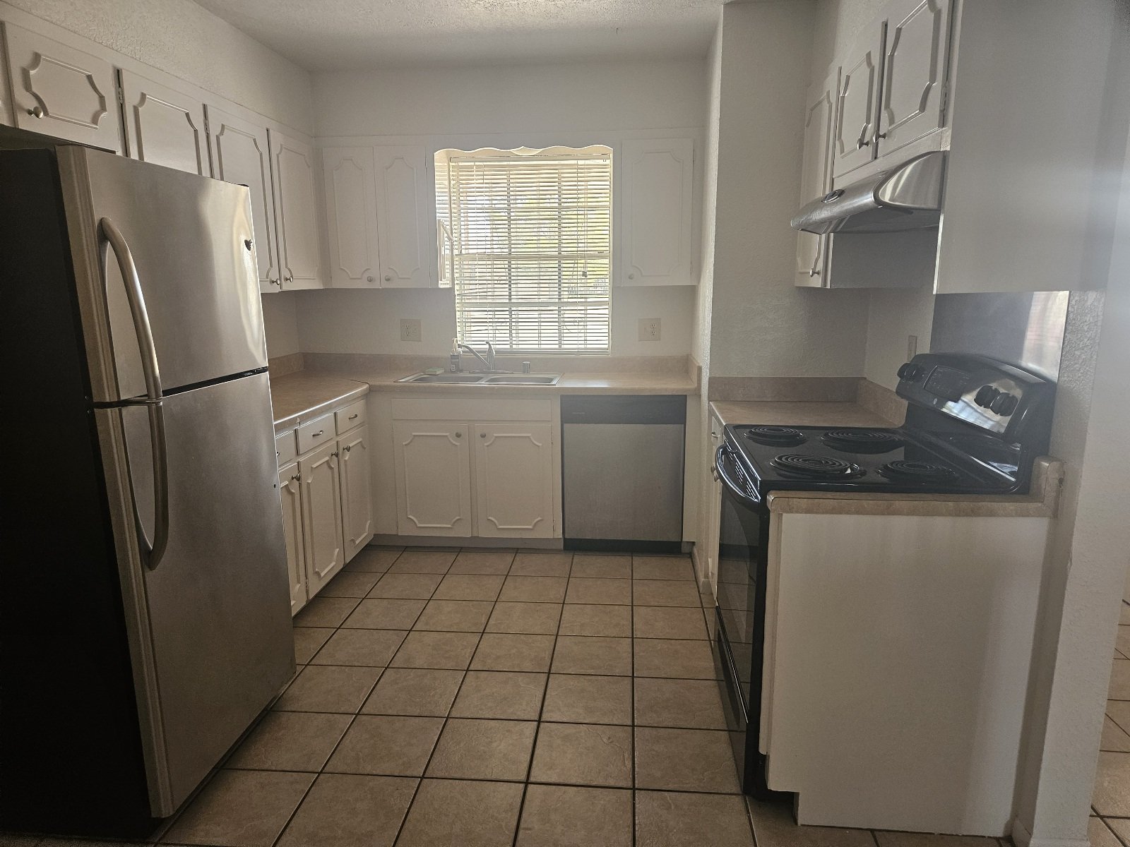 WEST: DUPLEX: 2 BR 2 BTH *** REFRIGERATED AIR *** property image