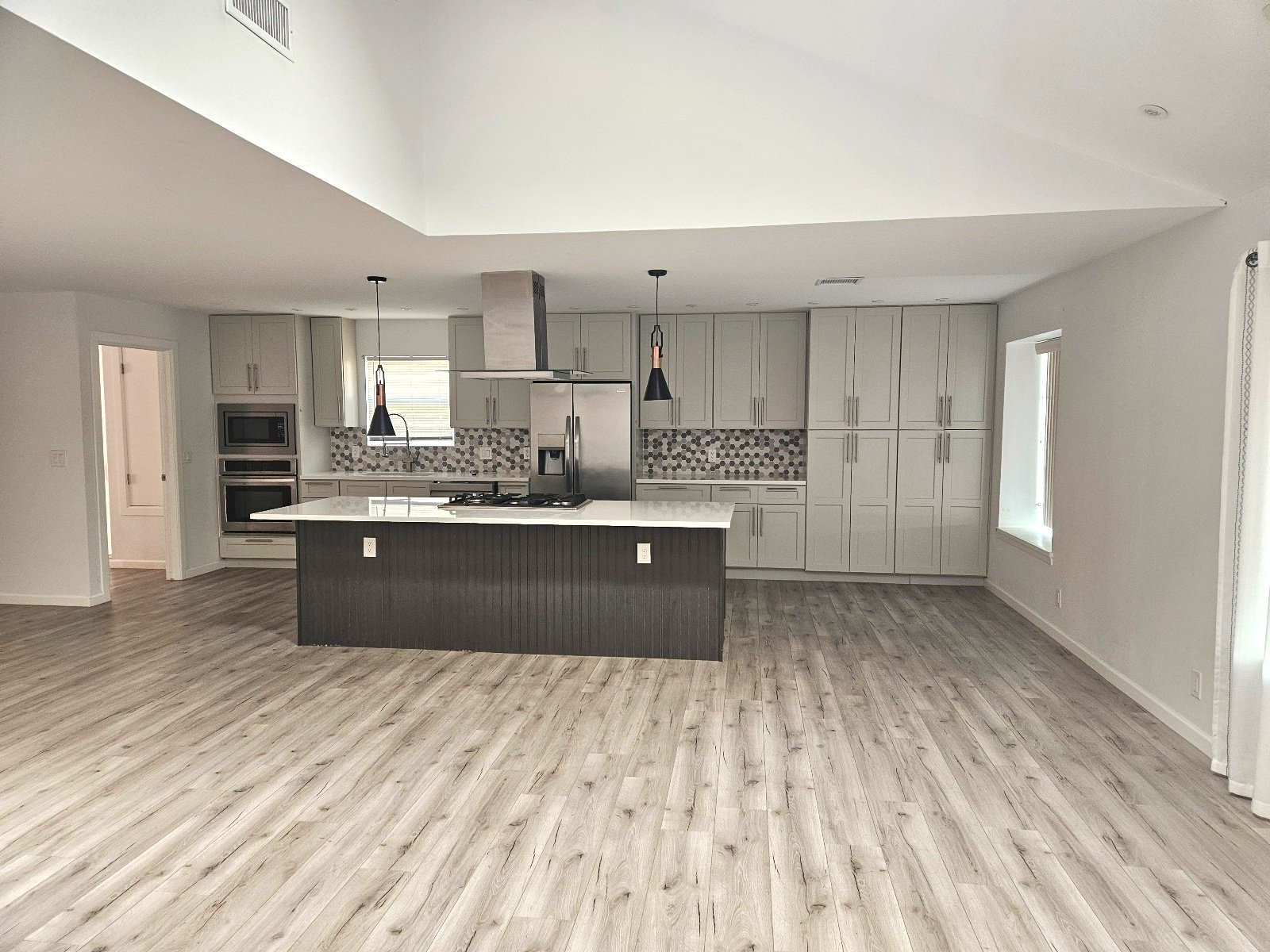 EAST : 3 BR, 1 3/4 BA REFRIGERATED AIR! property image