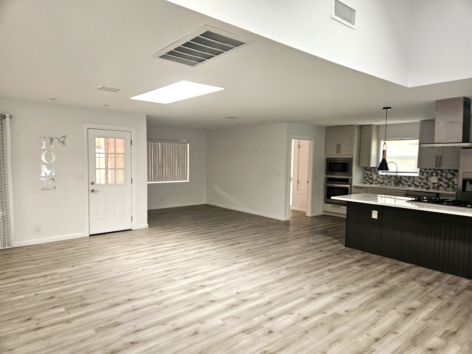 EAST : 3 BR, 1 3/4 BA REFRIGERATED AIR! property image