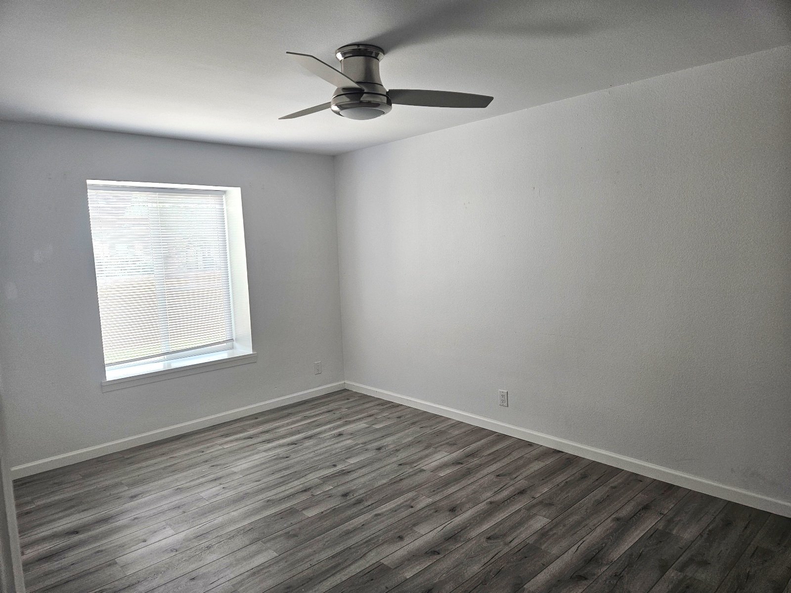 EAST : 3 BR, 1 3/4 BA REFRIGERATED AIR! property image