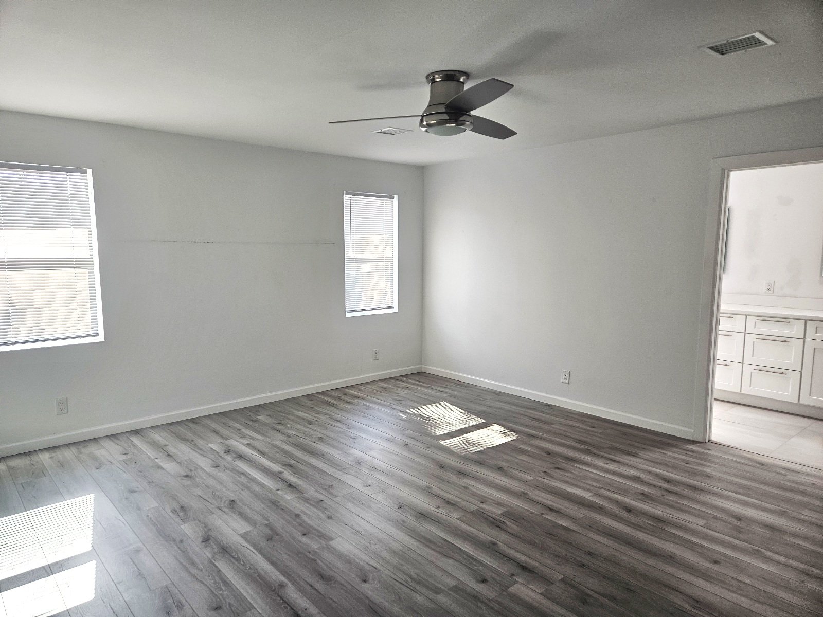 EAST : 3 BR, 1 3/4 BA REFRIGERATED AIR! property image