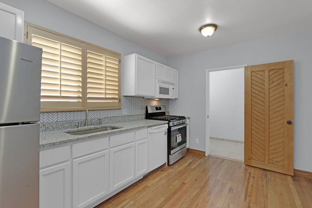 CENTRAL- 3 BR APARTMENT, 1 BA- REFRIGERATED AIR! property image