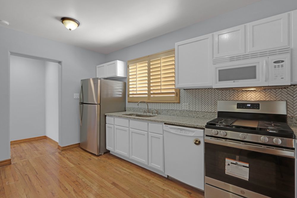 CENTRAL- 3 BR APARTMENT, 1 BA- REFRIGERATED AIR! property image