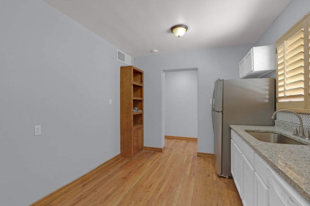 CENTRAL- 3 BR APARTMENT, 1 BA- REFRIGERATED AIR! property image