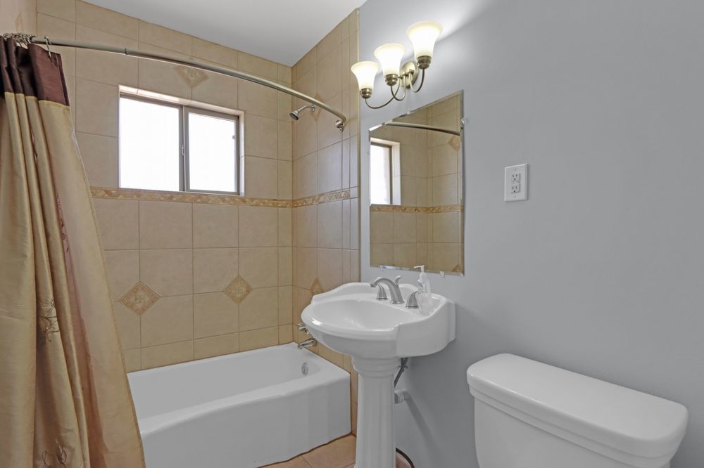 CENTRAL- 3 BR APARTMENT, 1 BA- REFRIGERATED AIR! property image