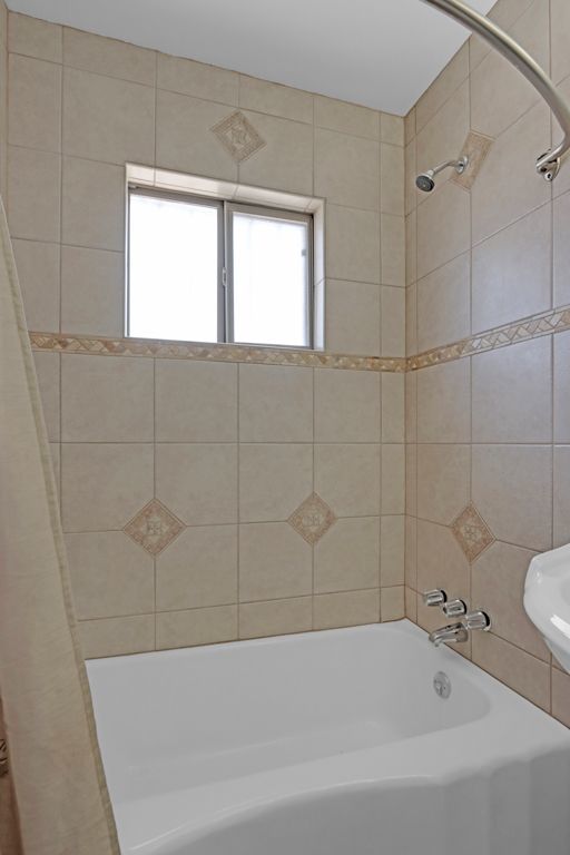 CENTRAL- 3 BR APARTMENT, 1 BA- REFRIGERATED AIR! property image